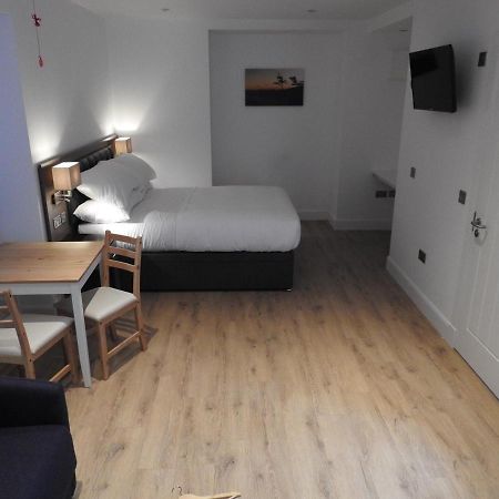 House Of Juniper - Luxury Accessible Apartment บรอดฟอร์ด ภายนอก รูปภาพ