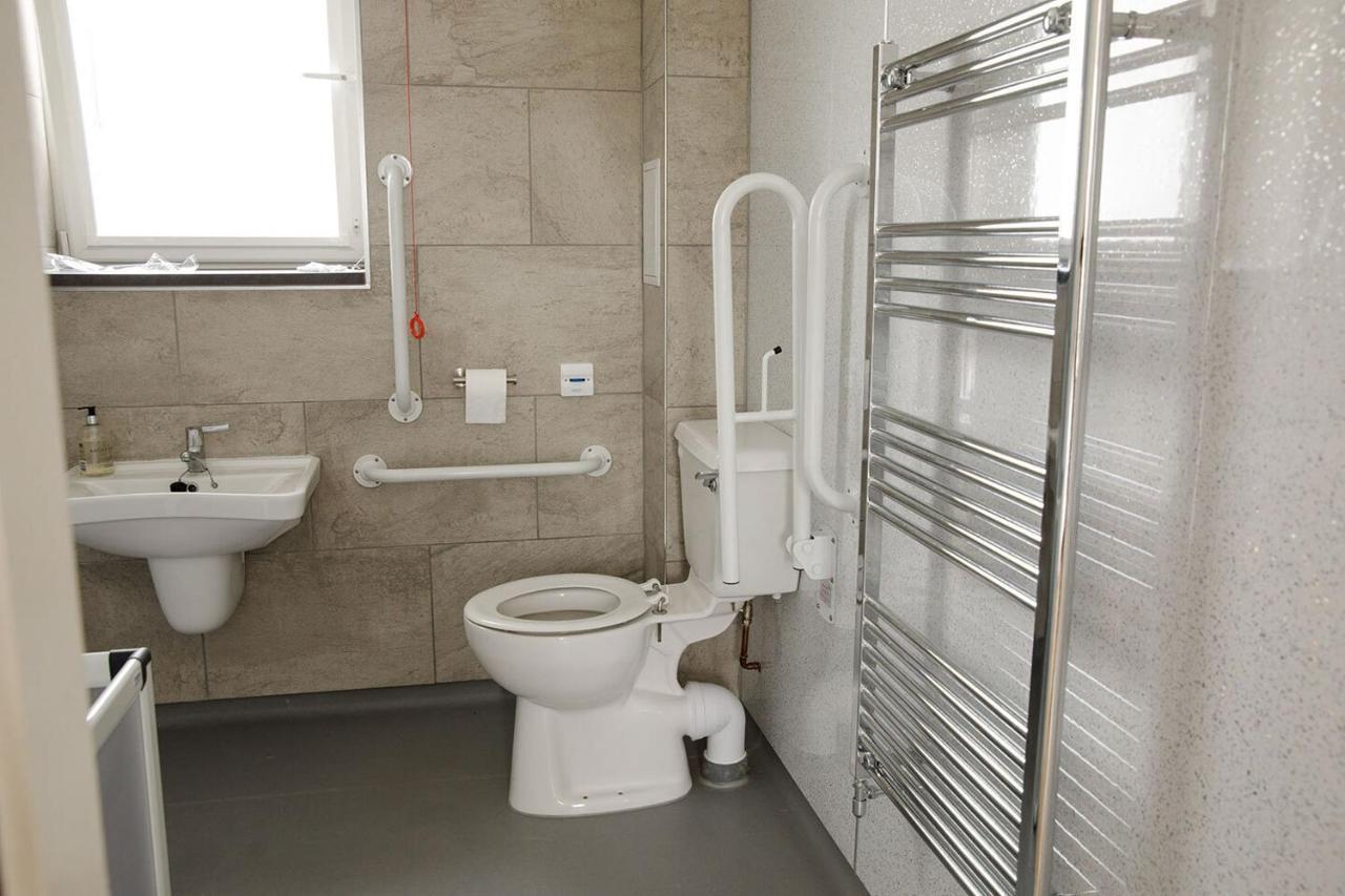 House Of Juniper - Luxury Accessible Apartment บรอดฟอร์ด ภายนอก รูปภาพ
